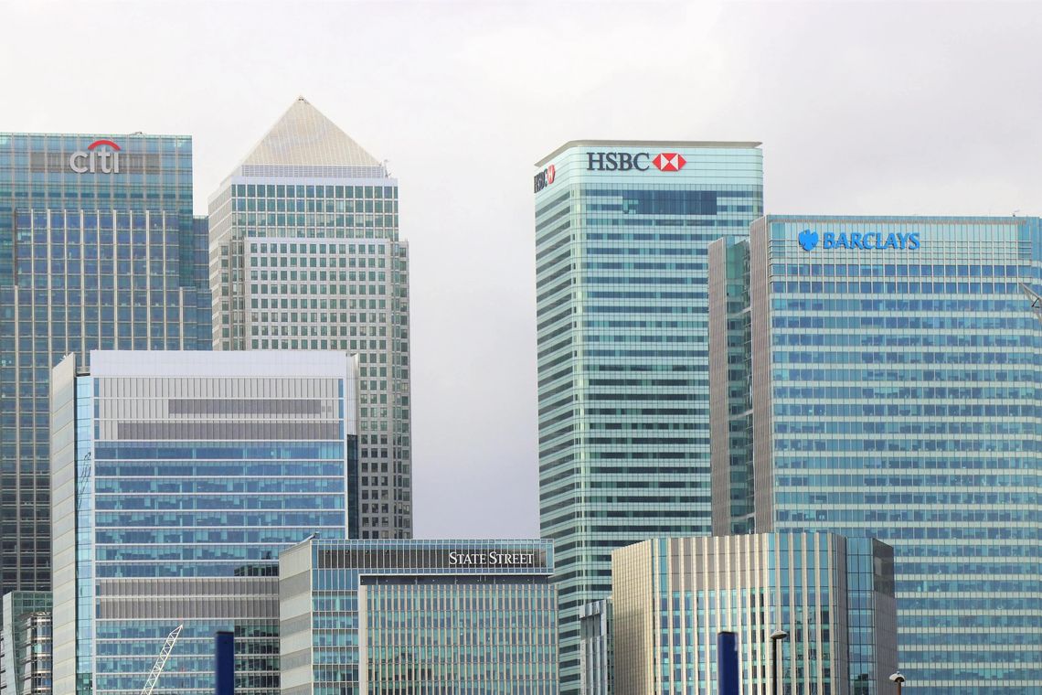 ¿Cómo transfiero dinero a la cuenta bancaria de otra persona?