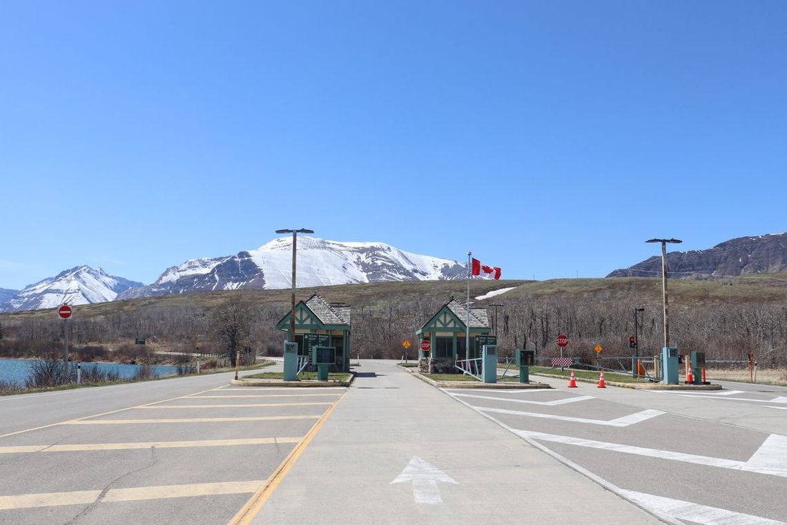 Do US citizens need a passport to go to Canada: travel requirements